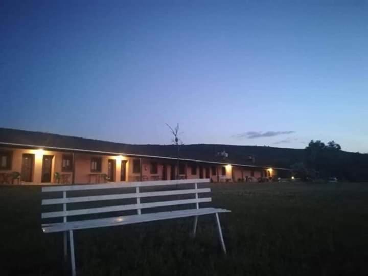 Hotel Rural Puerta De Monfrague Villarreal de San Carlos Bagian luar foto